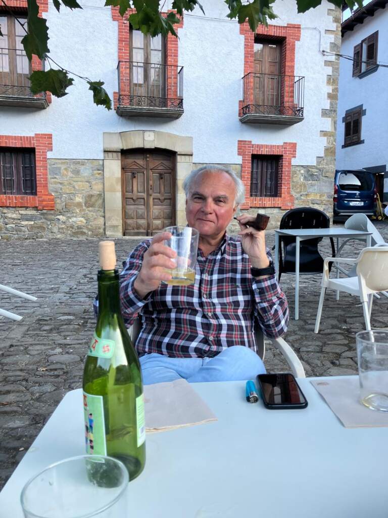 Finalizamos como debe finalizar todo buen viaje pirenaico: con sidra. De la que trajo JA y de la que dimos buena cuenta. Faltó — que es la mejor manera de que algo termine, en Muriel El Viejo