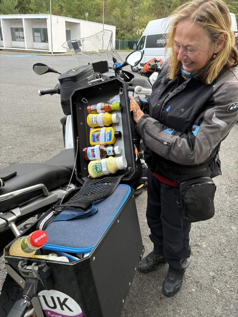 una pareja de moteros de UK que me encontré en una gasolinera; iban en una 1250 GSA, y que llevaban sus salsas en las maletas perfectamente organizadas. No se puede ir mejor preparado, yendo a Bourg D'Oeuil en los Pirineos franceses
