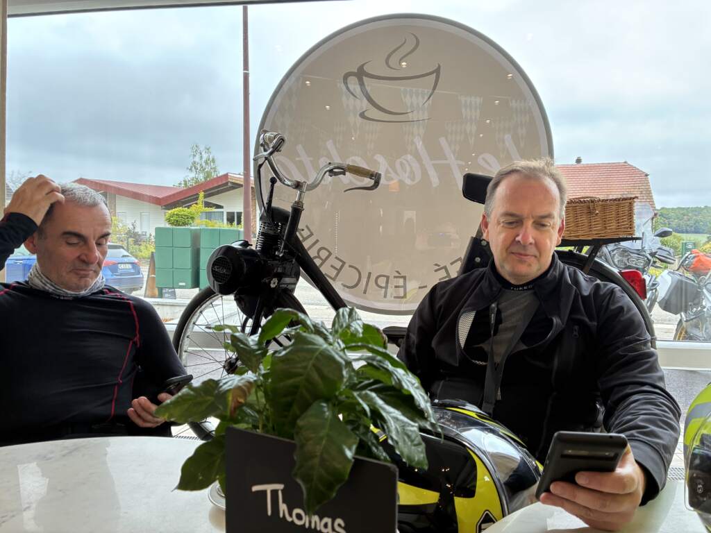 Parte de los amigos que fuimos de viaje, Eric y Cuto, "trabajando" mientras tomábamos un café en una parada.
!Mirar la VELOSOLEX que está detrás, por favor.!, en un bar yendo a la Selva Negra