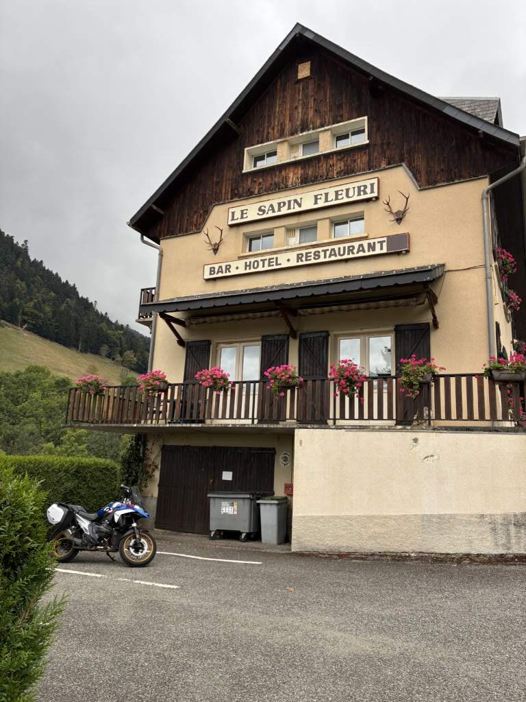 El hotel Le Sapin Fleuri, en Bourg d'Oeuil, en la estación de esquí francesa