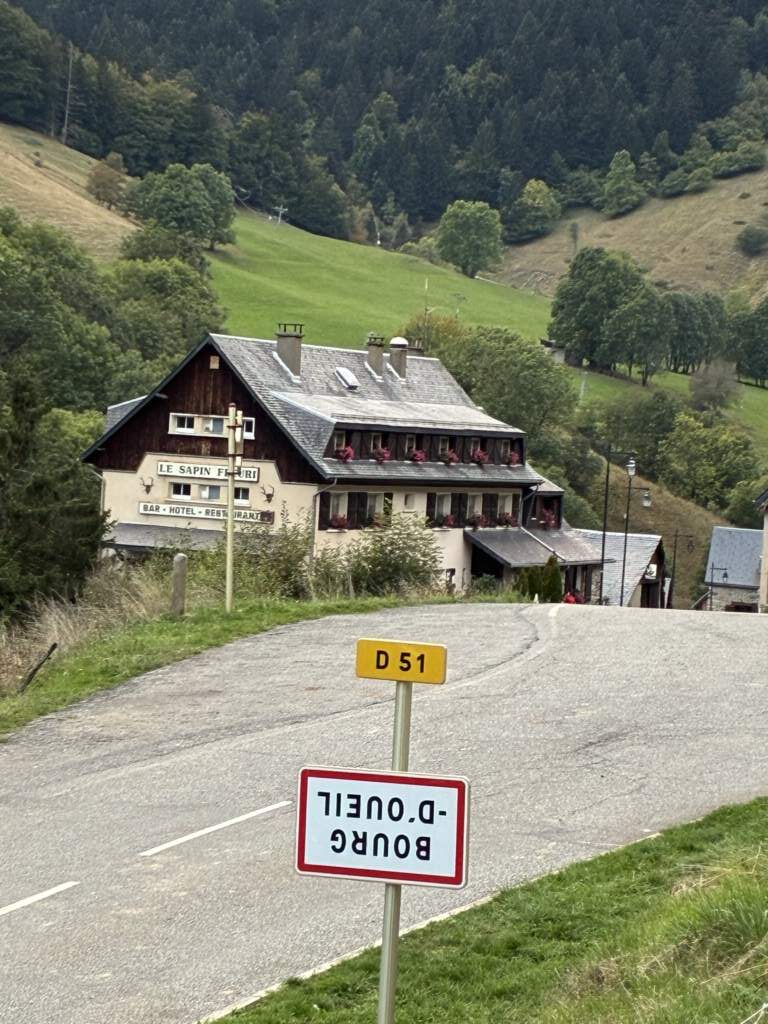 Ya nadie los mueve más. Aquí está la historia, y es que los campesinos no dan su brazo a torcer en el Bourg d'Oeuil