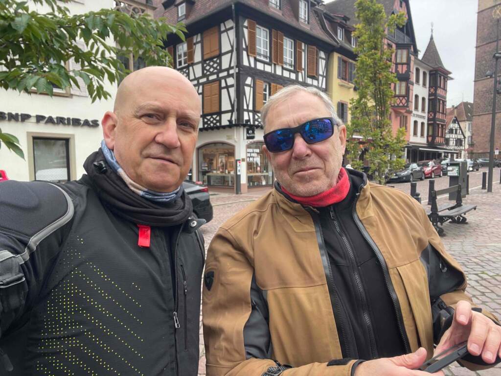 Marco, un buen amigo mio, y yo con la cazadora marrón, en un pueblo típico yendo a la Selva Negra,