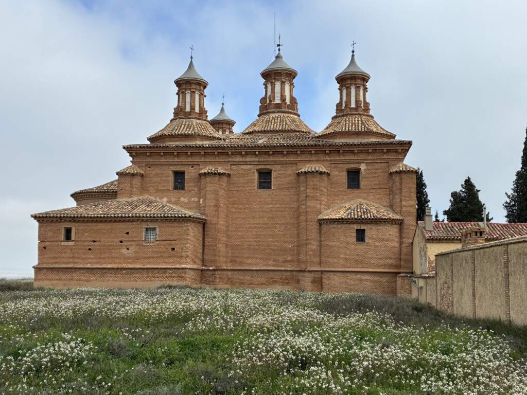 Cerca de Belchite direction El Maestrazgo, te encuentras con iglesias y santuarios como la de nuestra señora del Pueyo, que suelen estar cerradas