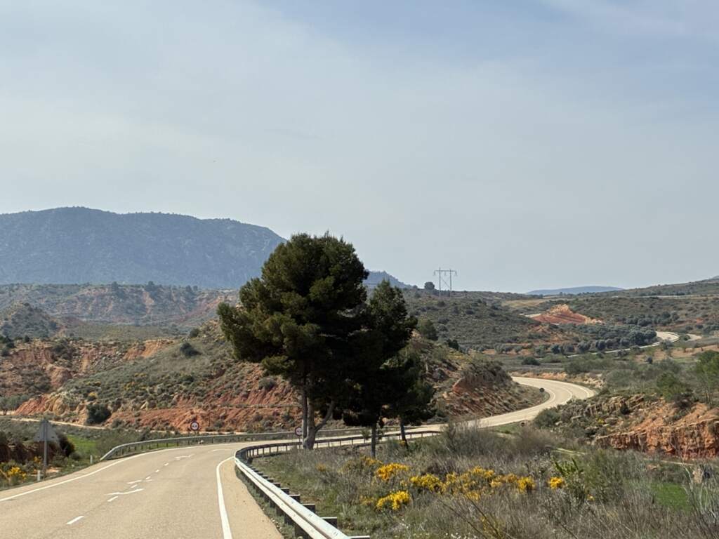 Me gusta ver la trazada de la carretera, subiendo poco a poco, yendo a Alloza en el Maestrazgo