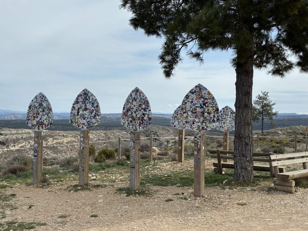 ¿Dónde dejar los post its o stickers? Genial idea, y unos de los puntos moteros de The Silent Route en el Maestrazgo