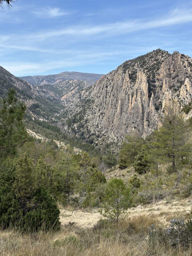 Los órganos de Montoro, con su pequeño espacio para aparcar la moto y regalarte con su vista, entre Villarluengo y Ejulve, en el Maestrazgo