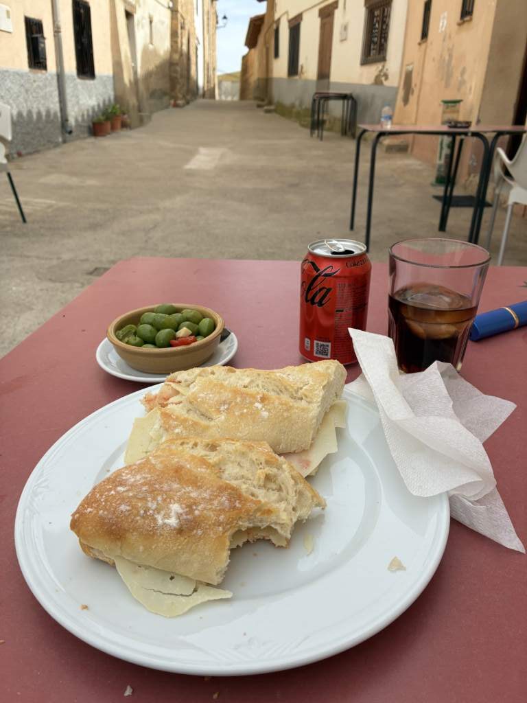 Ya con el plato completo ! en el único bar de Tronchón