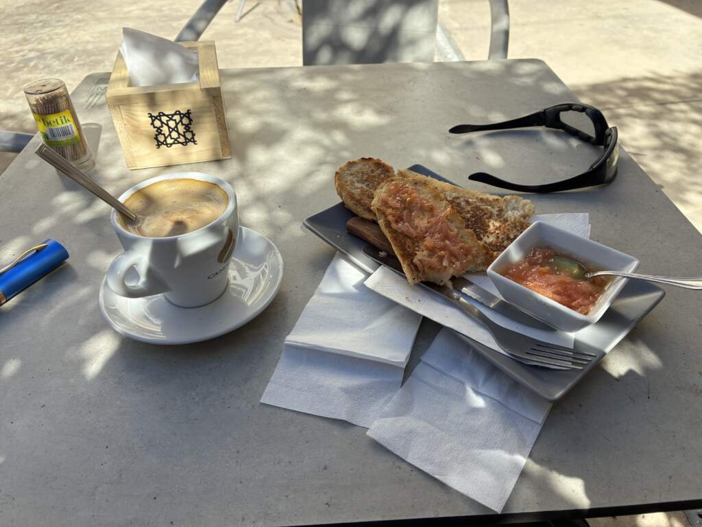 Pan, con su tomate, aceite y ajo en el bar perdido a la salida de Puertollano, yendo a Sierra Morena