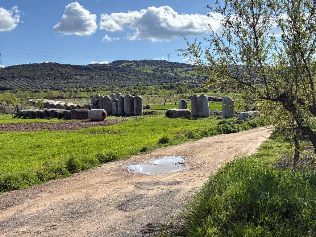 ¿Qué son estas vasijas de hormigón que iba encontrando yerndo a Sierra Morena por el campo?