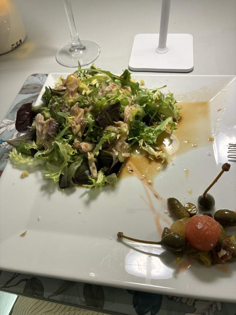 Una ensalada con algo de caza, y una vinagreta buenísima, todo perfectamente presentado, en el restaurante Agustina en Cazalla de la Sierra, en Sierra Morena