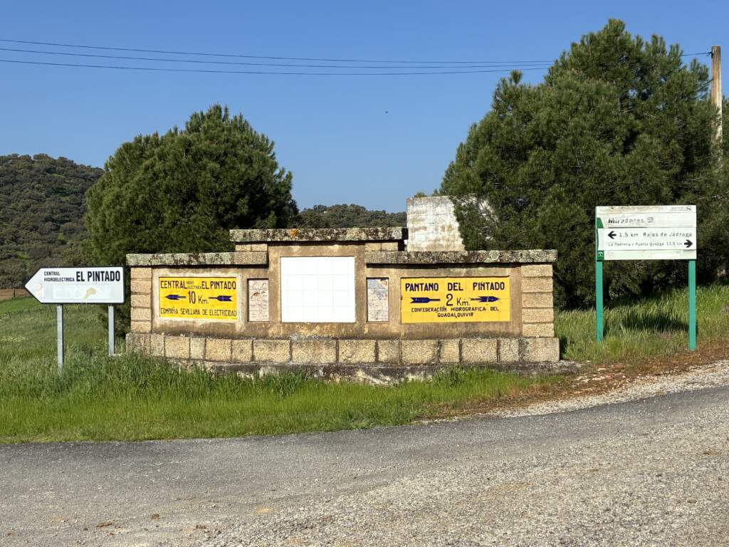 Llegando al Embalse El Pintado, donde todo, excepto al agua, tenia mas de 50 años, situado en el parque de la Sierra Norte de Sevilla, cerca de Cazalla de la Sierra