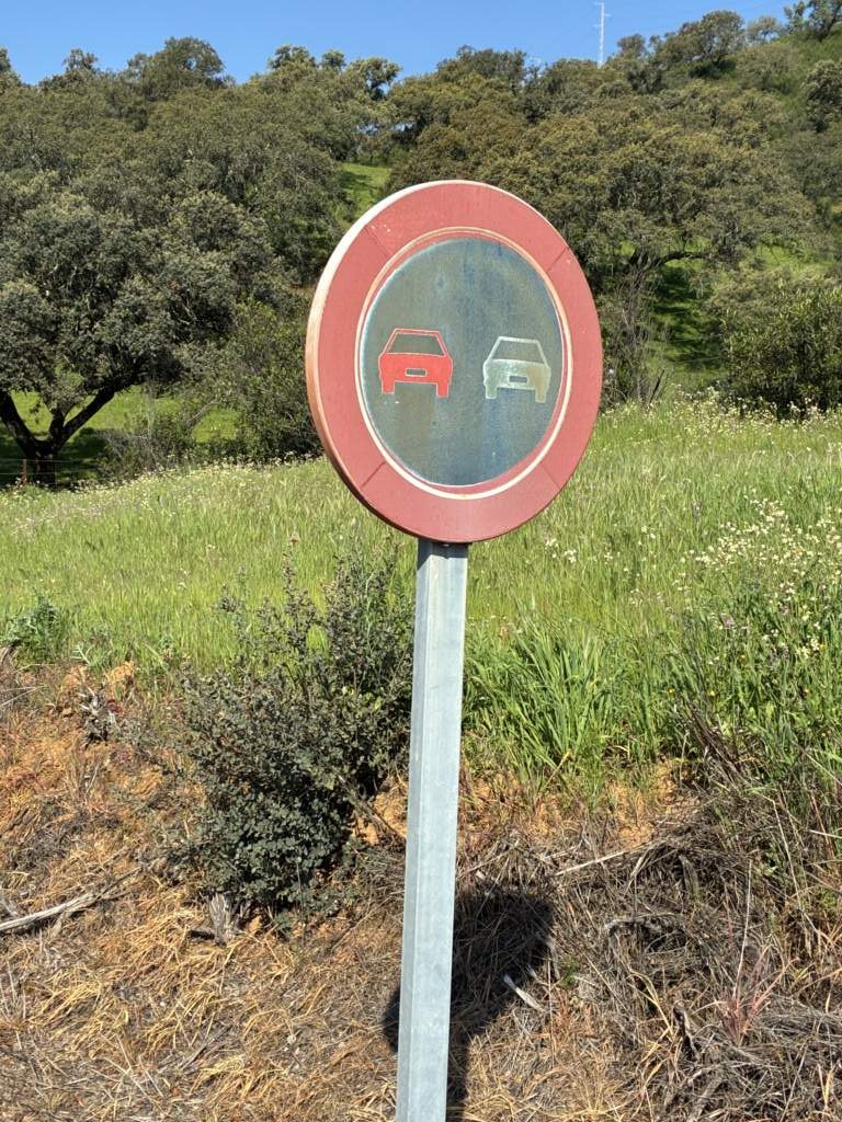 Como pasa el tiempo en alguna señales de tráfico, siguiendo la carretera de El Pedroso en Sierra Morena