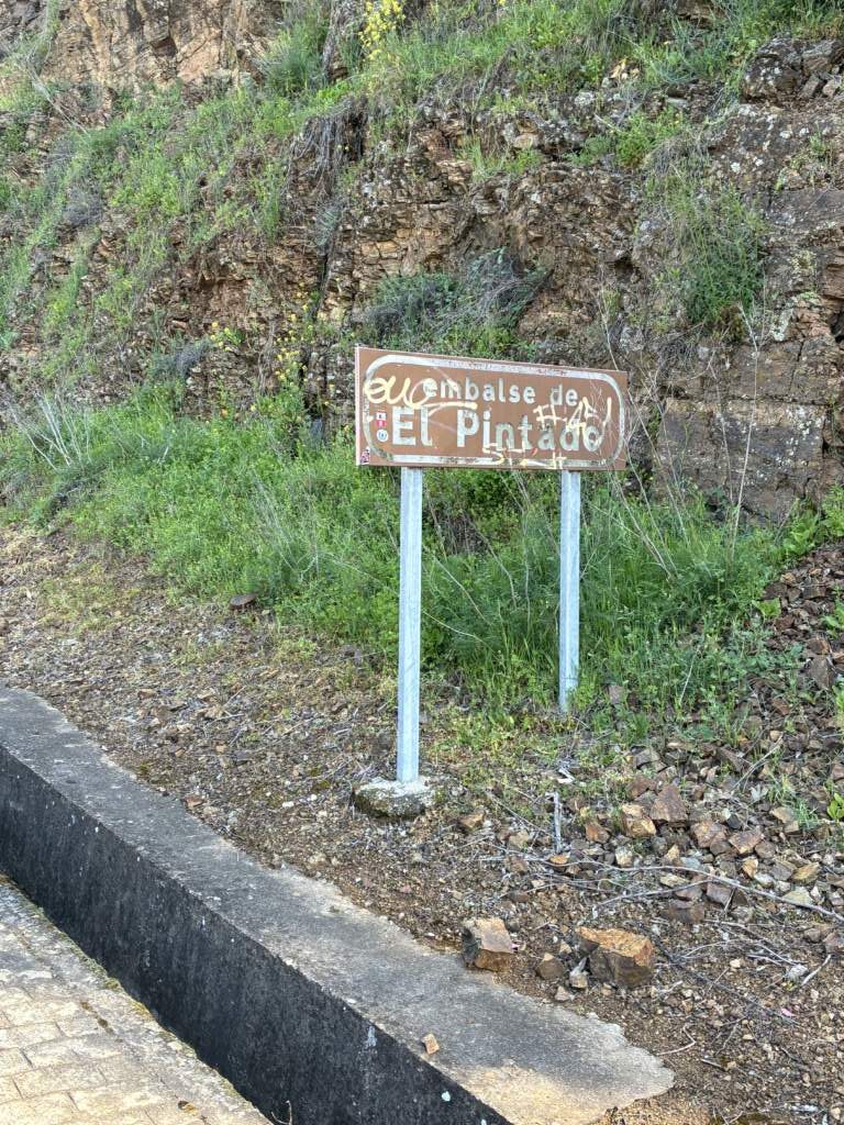 ¿Qué decir de la indicación? Como el resto del embalse del pintado, databa de hace muchos
años