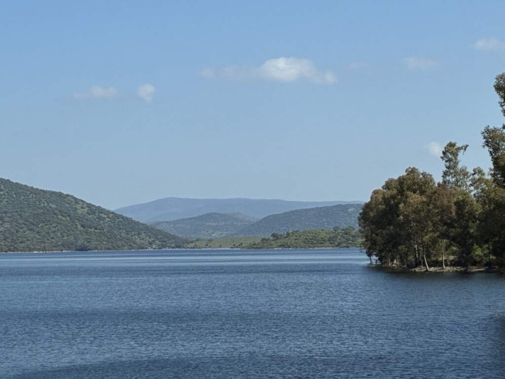Pero cuando llegas al embalse y ves su agua y el paisaje, te olvidas de que se construyó en 1948, en Cazalla de la Sierra