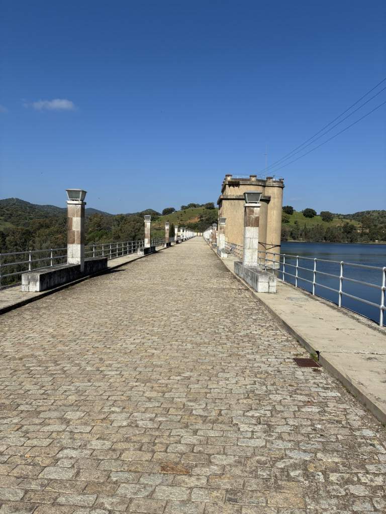 El empedrado del Embalse del Pintado, lo dice todo ... ¿el mismo que pusieron cuando lo construyeron?
