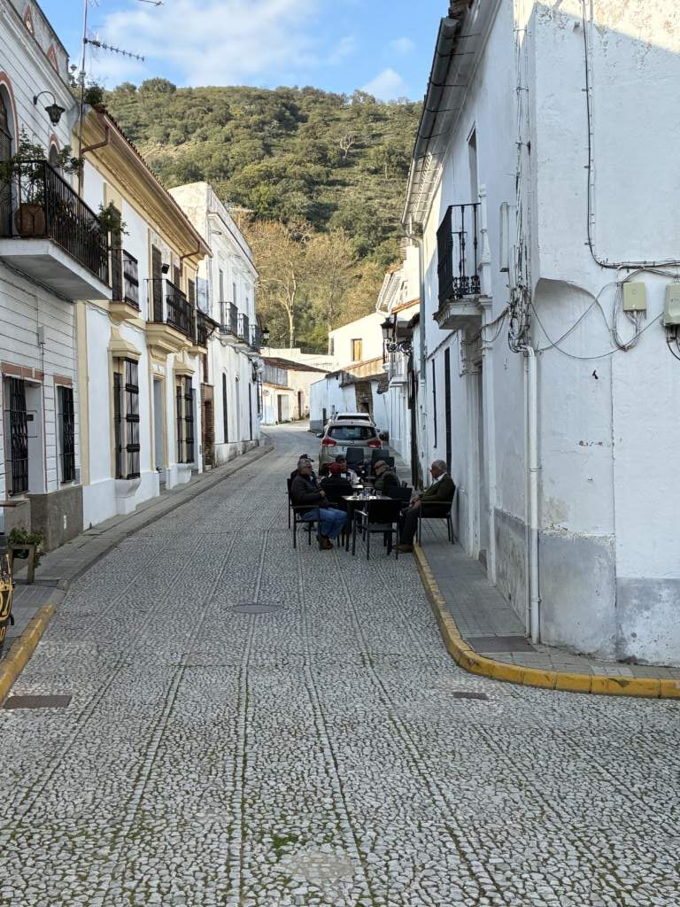 En Almonaster la Real, Nada como relajarse paseando por el pueblo, y donde se juntaba la gente.