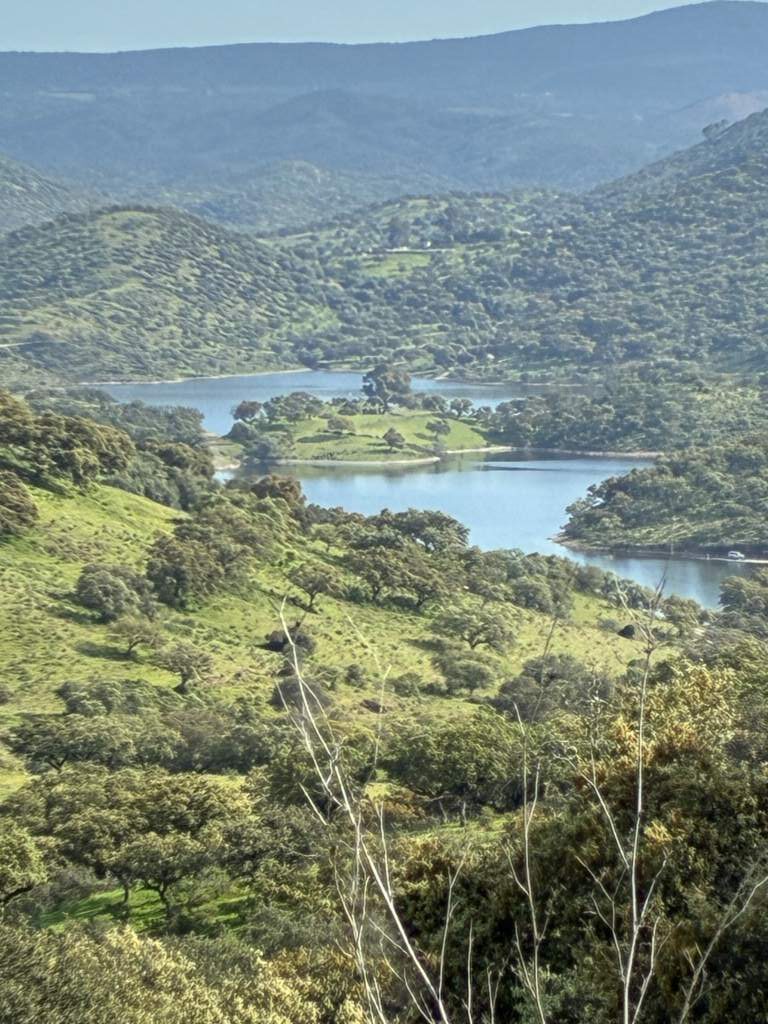 El embalse del Rumblar, con sus aguas tranquilas, en Sierra Morena