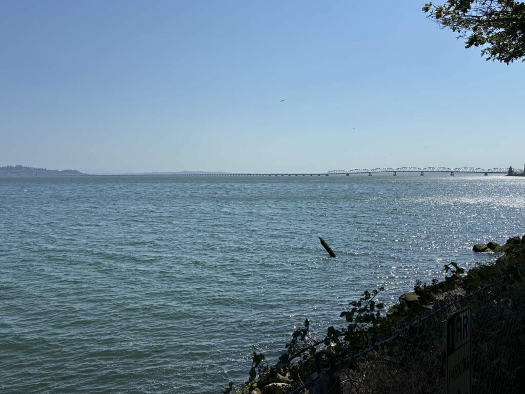 El puente de Astoria que se levanta al final para dejar pasar a los barcos
