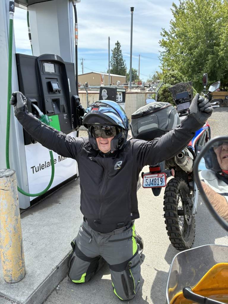 JP celebrando haber llegado a un surtidor, con 0 kms de autonomía. Impresionante