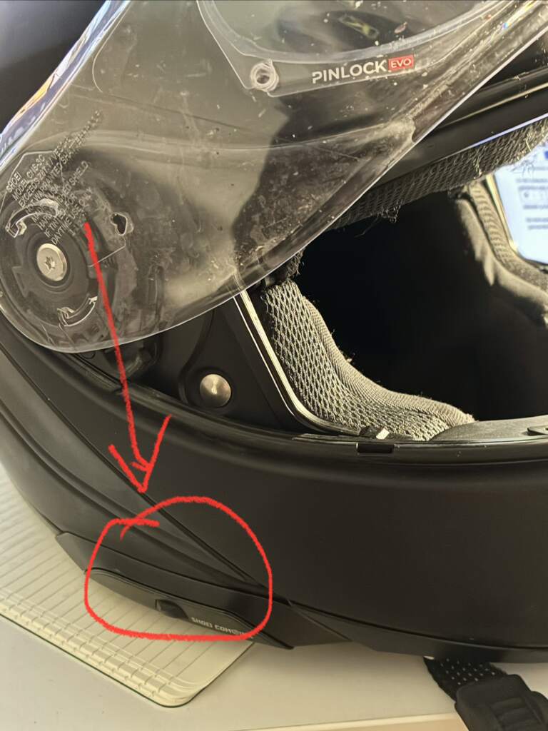 El botón de Mesh en nuestros cascos Shoei, imprescindible para ir bien comunicados