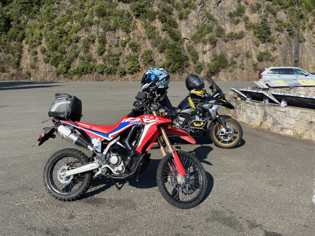 las dos motos del viaje, lo más importante de todo !