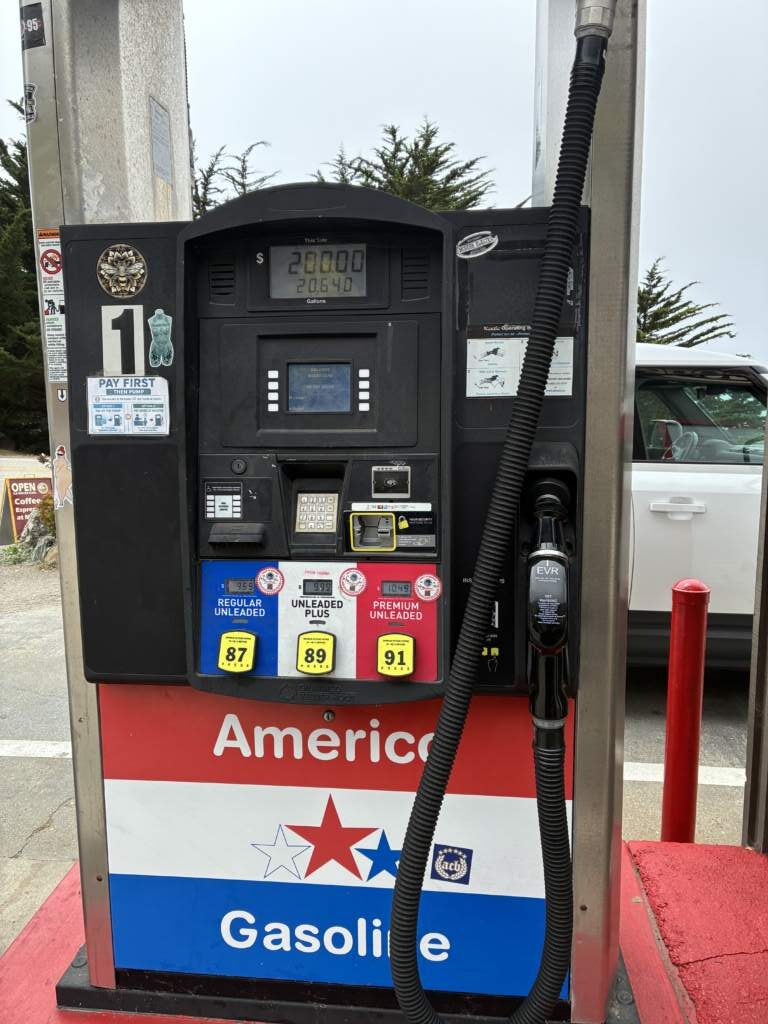 Hay sitios donde la gente se aprovecha al no haber surtidores. Suerte que en ese rato de la ruta vamos con suficiente gasolina