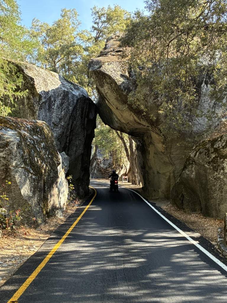 Esta es la típica entrada al parque Yosemite por Mariposa, preciosa