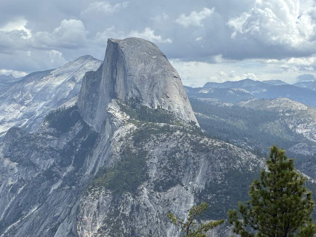 El Half Dome es un domo granítico situado en el extremo oriental del valle de Yosemite en California, siendo probablemente la imagen más famosa del Parque nacional de Yosemite. La cresta granítica se alza 1440 metros por encima del nivel base del valle.